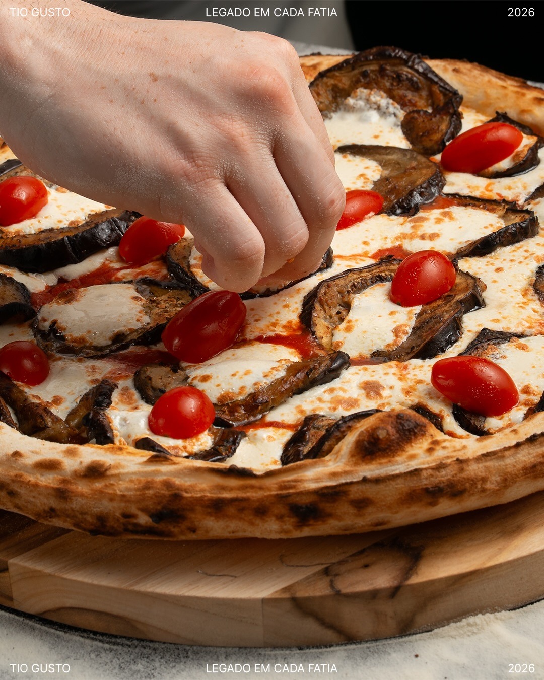Pizza artesanal sendo preparada